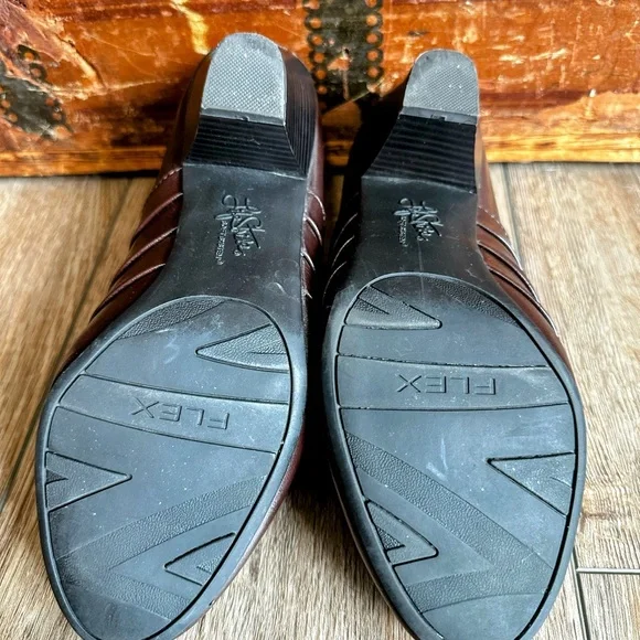 Life Stride Gamut Soft System Heeled Booties Pumps - Picture 4 of 12